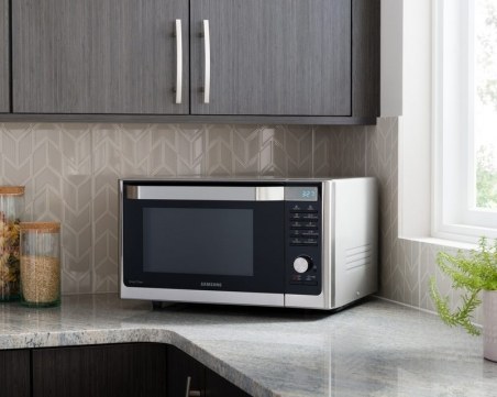 Какво никога не бива да поставяте в микровълнова печка?