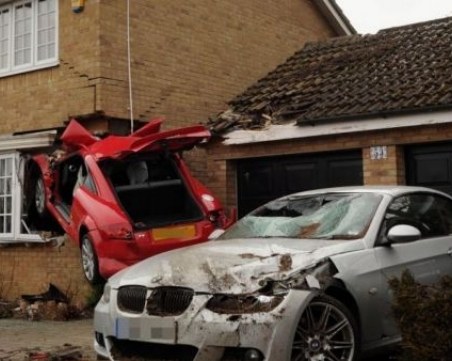 Кола се вряза в тераса на блок след катастрофа