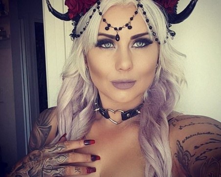 Най-сексапилната тираджийка в света