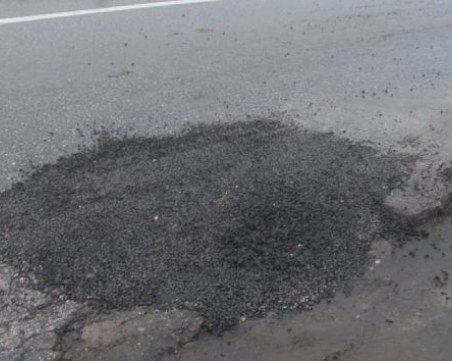 Опасно: Асфалт се рони от наскоро запълнена дупка над магистрала Тракия