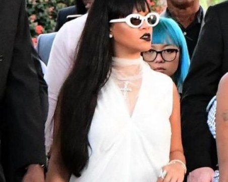 Риана се появи облечена в бяло на погребението на братовчед си