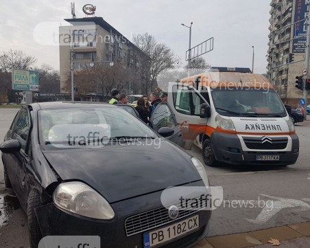 Фиатът, който се заби в аудито на ВСИ, е отнел предимството СНИМКИ