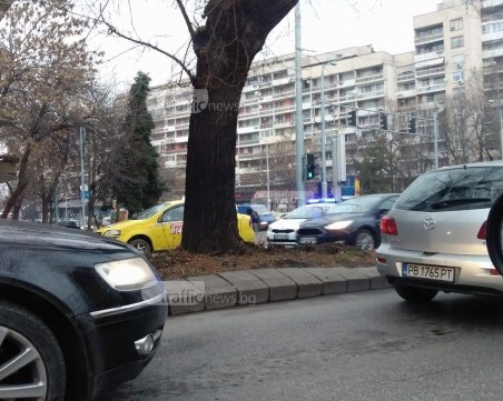 Скейтбордист е в болница след катастрофата на Руски, минал на червено СНИМКИ