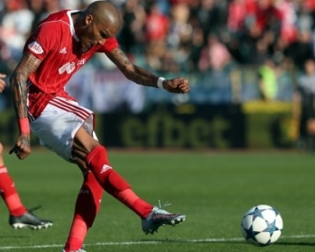 Смях! Фенове на ЦСКА молят жената на Каранга да го върне на Армията