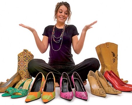 Време за обувки! Пловдивски мол напомня, че е важно как и къде стъпваш, но и с какво