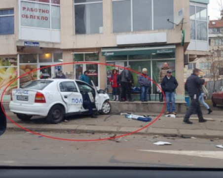 Зверски удар между фиат и патрулка, четирима са в болница