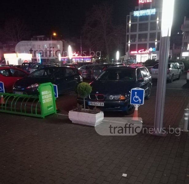 Абсурди по пловдивски: Шофьор окупира две инвалидни места, друг - пешеходна пътека до училище СНИМКИ
