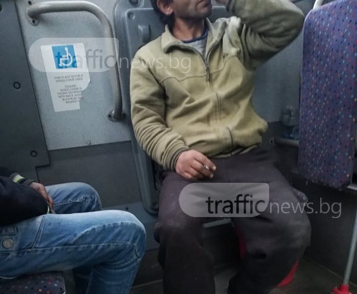 Двама роми пътуваха гратис в автобус №116, и то с цигара в уста СНИМКИ