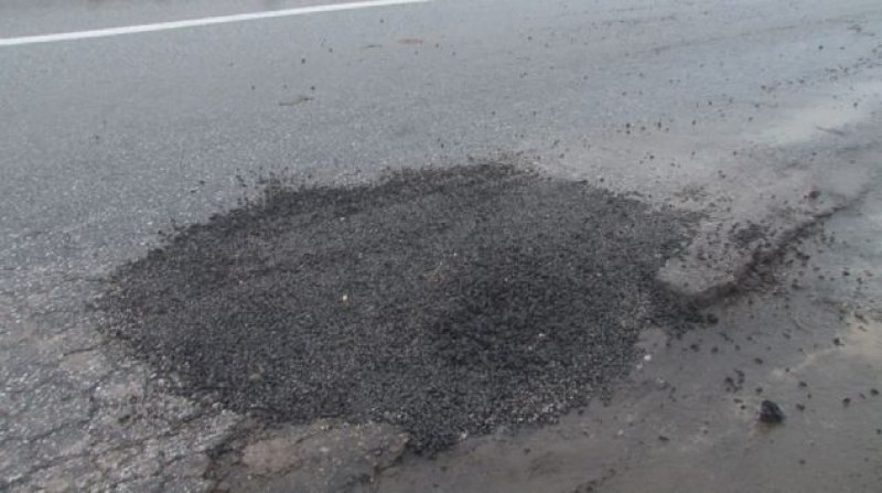 Опасно: Асфалт се рони от наскоро запълнена дупка над магистрала Тракия