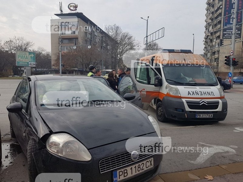 Фиатът, който се заби в аудито на ВСИ, е отнел предимството СНИМКИ