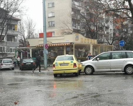 Кола се вряза в такси на 