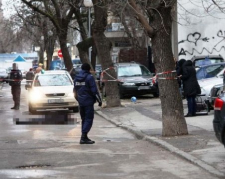 Откриха труп на мъж пред жилищна кооперация, вероятно е паднал от балкон СНИМКИ