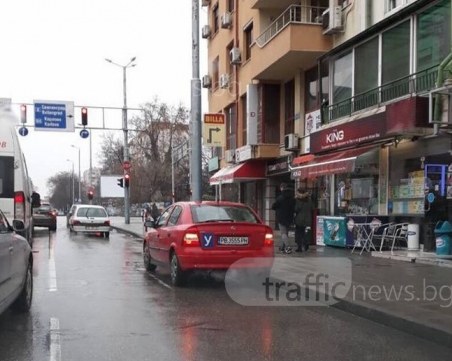 Така ги учат! Девойка спря по този начин, а инструкторът й отиде за кафе СНИМКА