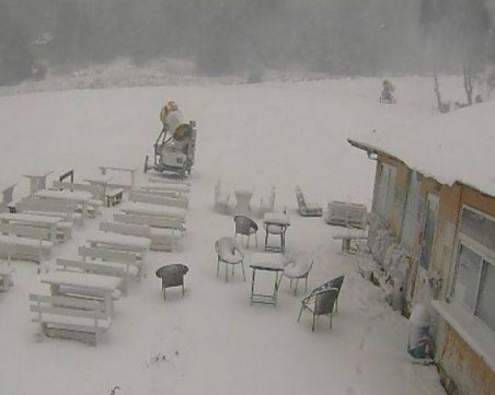 Жълт код за интензивен снеговалеж в Пловдив и областта! На 30 км от града вече трупа СНИМКИ