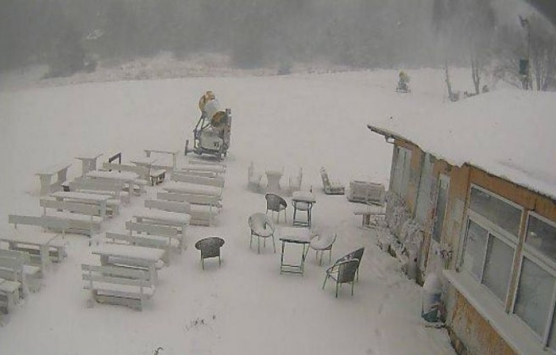 Жълт код за интензивен снеговалеж в Пловдив и областта! На 30 км от града вече трупа СНИМКИ
