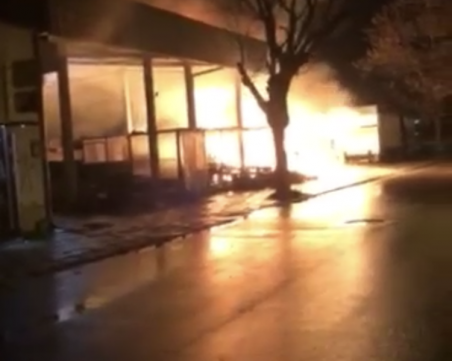 Голям пожар погълна пазар в Пловдив ВИДЕО*