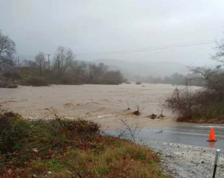 Морето излезе на пътя! Сняг и виелици всяха хаос в Гърция СНИМКИ