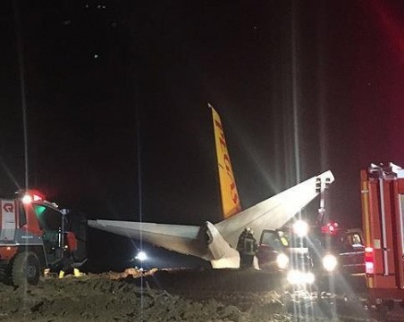 Паника на борда! Самолет излезе извън пистата при кацане