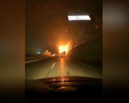 Тир се самозапали на магистралата СНИМКА