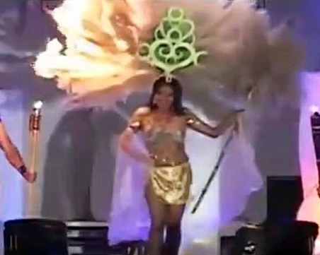 Участничка в конкурс за красота пламна на сцената ВИДЕО