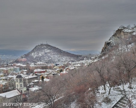 Жълт код за сняг! Снежинки застилат тепетата в Пловдив, а после ни връхлита... пролет