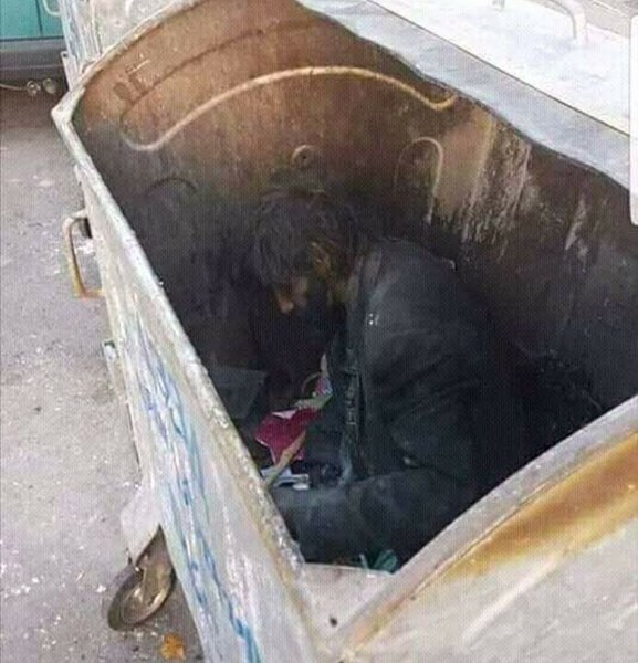 Мъж, сврян в контейнер за боклук, взриви интернет СНИМКИ