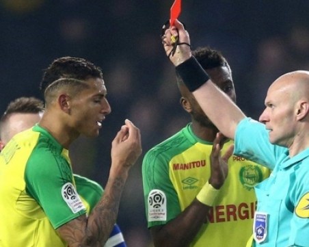 Безумие! Рефер полудя, срита невинен футболист и го изгони ВИДЕО