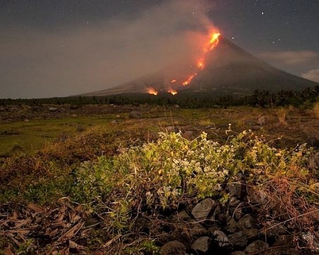 Евакуираха 12 хиляди души заради опасност от изригване на вулкан