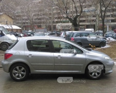 Жена отиде на фризьор, запуши 30 коли в центъра СНИМКИ