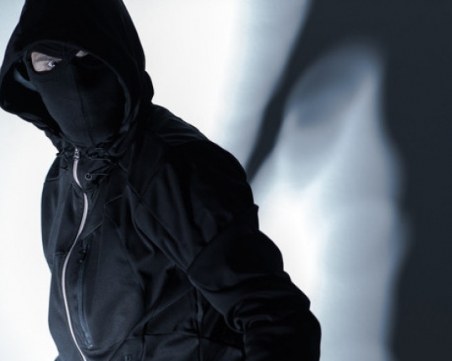 Маскирани мъже опитаха да нахлуят в къща, нападнаха собственика