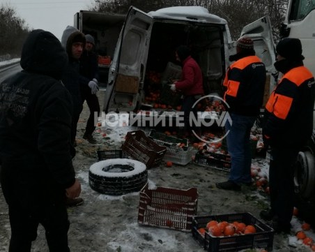 Минувачи обраха шофьор на катастрофирал тир, спрели уж да му помогнат