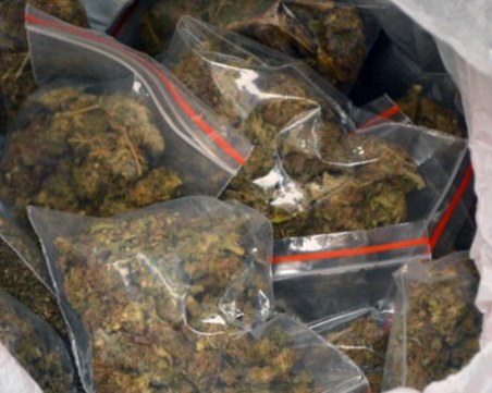 Пловдивчанин се опита да скрие марихуана от полицаи, арестуваха го