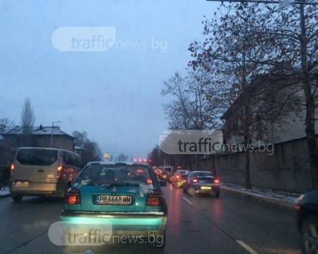 Снежно утро в Пловдив: Тротоарите побелели, улиците чисти СНИМКИ