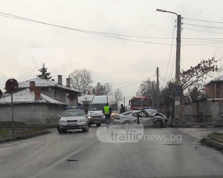 Тежка катастрофа между кола и бус край Пловдив, на място има и Пожарна СНИМКИ
