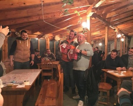 Традиционен турнир по бридж-белот в Белозем събра състезатели и кибици