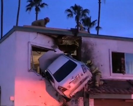 Зрелищна катастрофа: Кола се вряза във втория етаж на сграда ВИДЕО