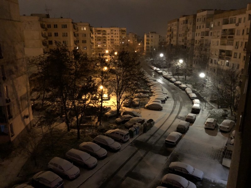 Пловдив побеля от първия сняг! СНИМКИ