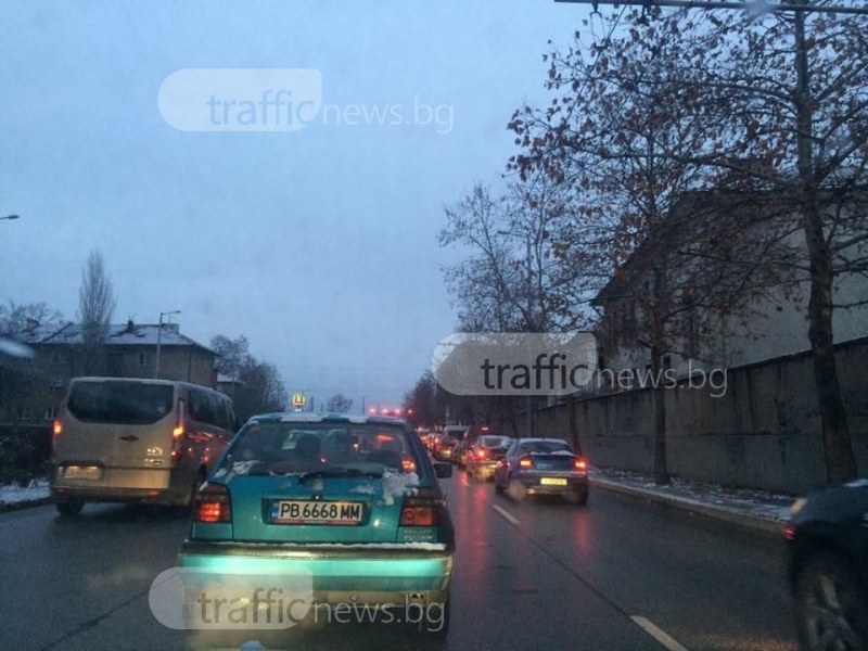 Снежно утро в Пловдив: Тротоарите побелели, улиците чисти СНИМКИ
