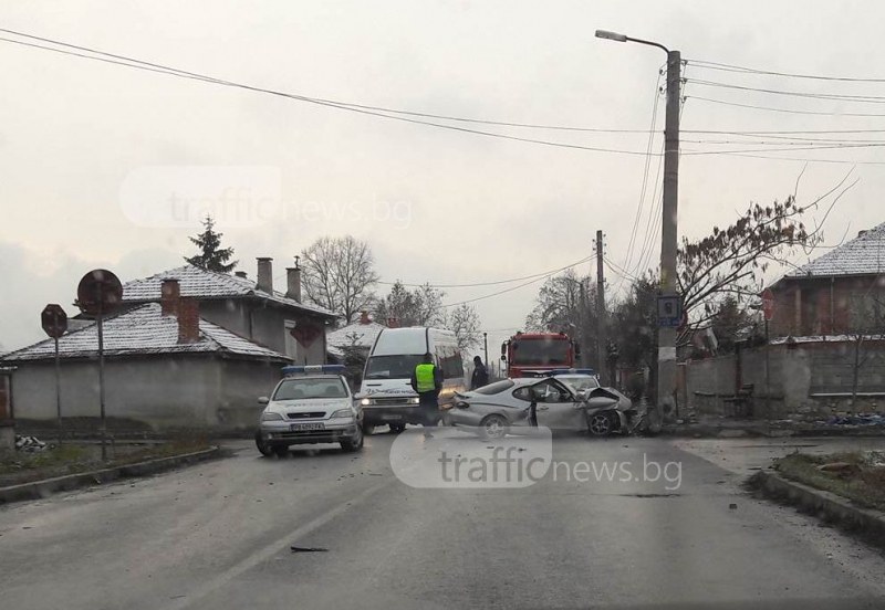 Тежка катастрофа между кола и бус край Пловдив, на място има и Пожарна СНИМКИ
