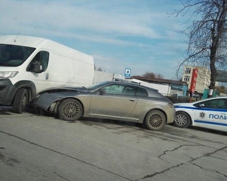 Алфа се заби в бус на Голямоконарско, мъж е в болница СНИМКА