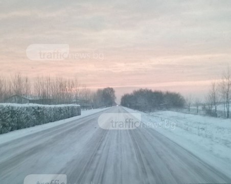 Главен път в Пловдивско се превърна в ледена пързалка, става за ски, но не и за коли ВИДЕО