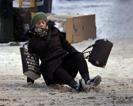 Как да ходим по леда, без да се подхлъзваме? ВИДЕО