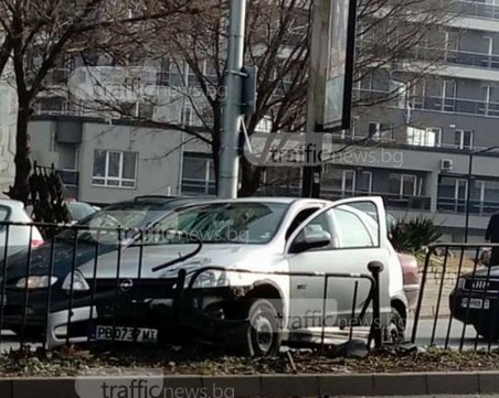 Корса се заби в мантинелата на булевард 