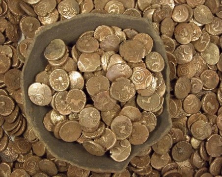 Мъж откри 100 кг заровено злато в стара къща, която наследил от родата