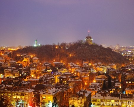 Скромният снежец в Пловдив се разтопи, но вижте колко е красиво! СНИМКИ