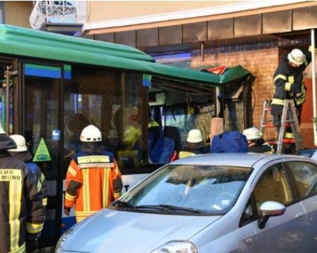 Училищен автобус се натресе в къща, има ранени деца