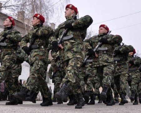 Въвеждат доброволната платена казарма