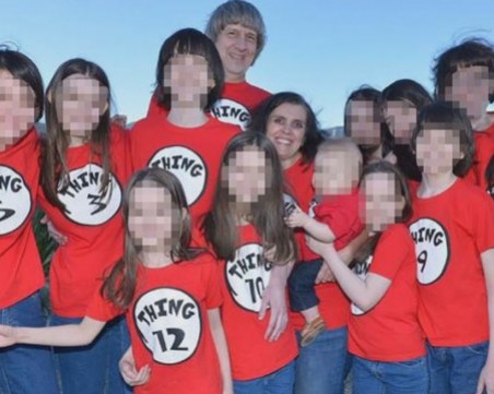 Заложническа драма! Родители държали 12-те си деца оковани