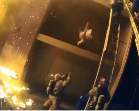 Баща хвърли момиченцето си от третия етаж, за да го спаси! Хванаха го ВИДЕО