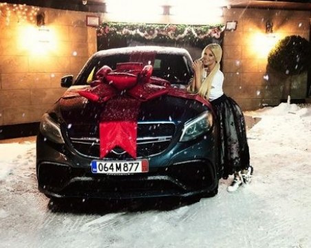 Гущеров не си поплюва! Подари мерцедес с панделка на любимата си